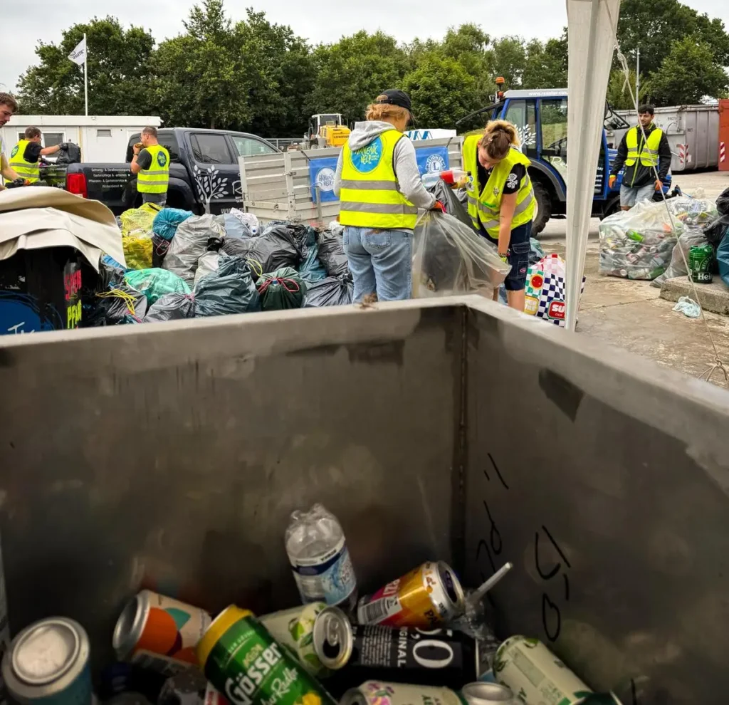 Mehr als 510 Zelte, Schlafsäcke und Isomatten wurden von den Ehrenamtlichen des Vereins Hanseatic Help e.V. sowie dem Lions Club Cuxhaven sortiert, gereinigt, aufbereitet und anschließend für wohnungslose und bedürftige Menschen gesichert. Die Hilfsgüter, die sonst ungenutzt geblieben wären, erhalten damit eine zweite, wertvolle Bestimmung.